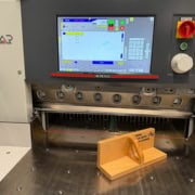 La Polar N78 Plus, amb el seu control digital, a punt per començar a tallar amb la màxima precisió.