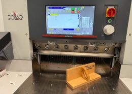 La Polar N78 Plus, con su control digital, lista para empezar a cortar con la máxima precisión.