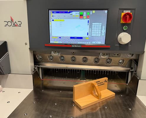 La Polar N78 Plus, amb el seu control digital, a punt per començar a tallar amb la màxima precisió.